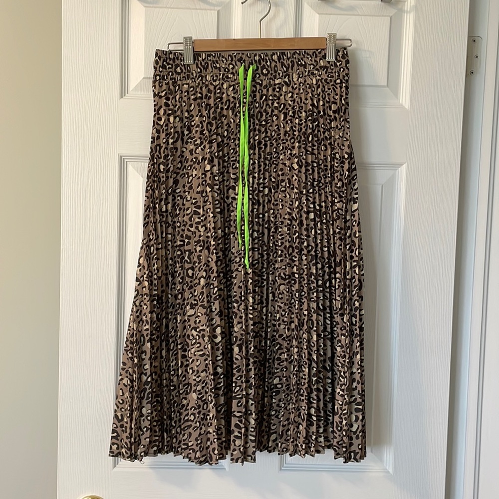 Wild Fable Size S leopard print pleated skirt. Knee length Brand new condition.